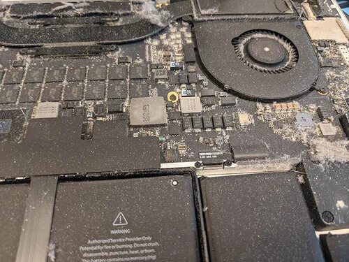 Støv i laptop-kjøling som kan gi høy viftestøy