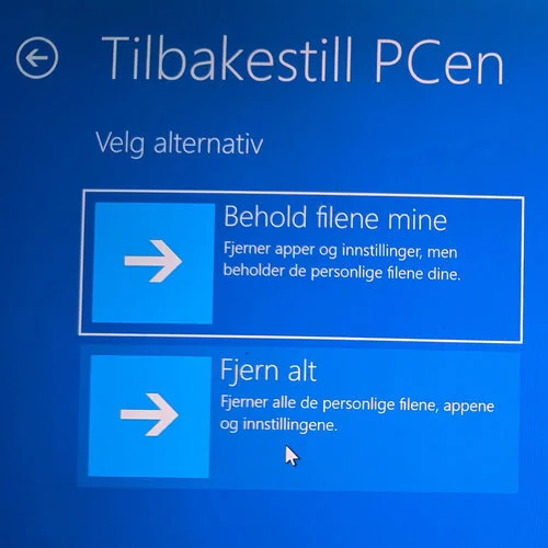 Choice between keeping files or removing everything during Windows reset